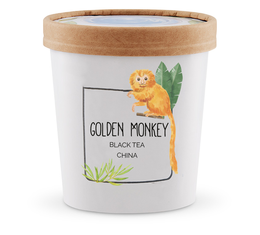 Herbata Golden Monkey Leo Tea w Dekoracyjnym Kubku na Prezent**
**Golden Monkey Leo Tea** to wyjątkowa czarna herbata, która pochodzi z jednych z najbardziej renomowanych regionów herbacianych w Chinach. Jej nazwa nawiązuje do unikalnego kształtu liści, które przypominają łapy małpy. To prawdziwy skarb dla miłośników wyrafinowanych herbat, idealny na prezent, zapakowany w piękny, dekoracyjny kubek.
Charakterystyka Herbaty Golden Monkey
**Golden Monkey** to czarna herbata o wyjątkowych właściwościach:
- **Pochodzenie**: Herbata pochodzi z chińskich prowincji Fujian i Yunnan, regionów słynących z produkcji jednych z najlepszych herbat na świecie. Dzięki specyficznym warunkom klimatycznym, herbaty z tych rejonów charakteryzują się pełnym, głębokim smakiem i bogatym aromatem.
- **Liście**: Liście herbaty **Golden Monkey** są duże, zwinięte, z delikatnym złotym odcieniem, co świadczy o ich wysokiej jakości. Kształt liści przypomina łapy małpy, co nadaje herbacie charakterystyczny wygląd i jest jednym z powodów jej unikalnej nazwy.
- **Smak**: **Golden Monkey** oferuje głęboki, złożony smak z delikatnymi nutami słodyczy, miodu, i kakao. Herbata ta jest niezwykle zbalansowana, co sprawia, że napar jest jednocześnie pełny i łagodny. W smaku można również wyczuć subtelne nuty kwiatowe i owocowe, które dodają naparowi wyjątkowej głębi.
- **Aromat**: Aromat tej herbaty jest intensywny, z wyraźnymi nutami miodu, kakao, i suszonych owoców. W miarę parzenia, zapach staje się bardziej wyrafinowany, z wyczuwalnymi delikatnymi nutami kwiatowymi.
- **Kolor Naparu**: Napar **Golden Monkey** ma głęboki, miedziano-bursztynowy kolor, który od razu przyciąga wzrok. Intensywna barwa naparu świadczy o bogactwie smaku i aromatu, które oferuje ta herbata.